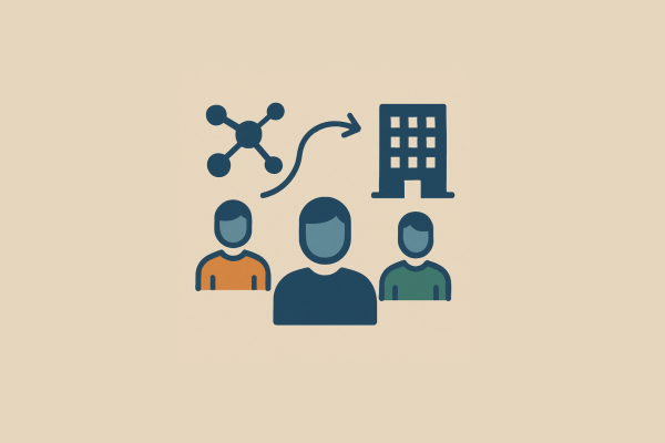 De transitie van een organisatie weergegeven, met drie personages en een netwerkicoon die voort bewegen richting een kantoorgebouw.